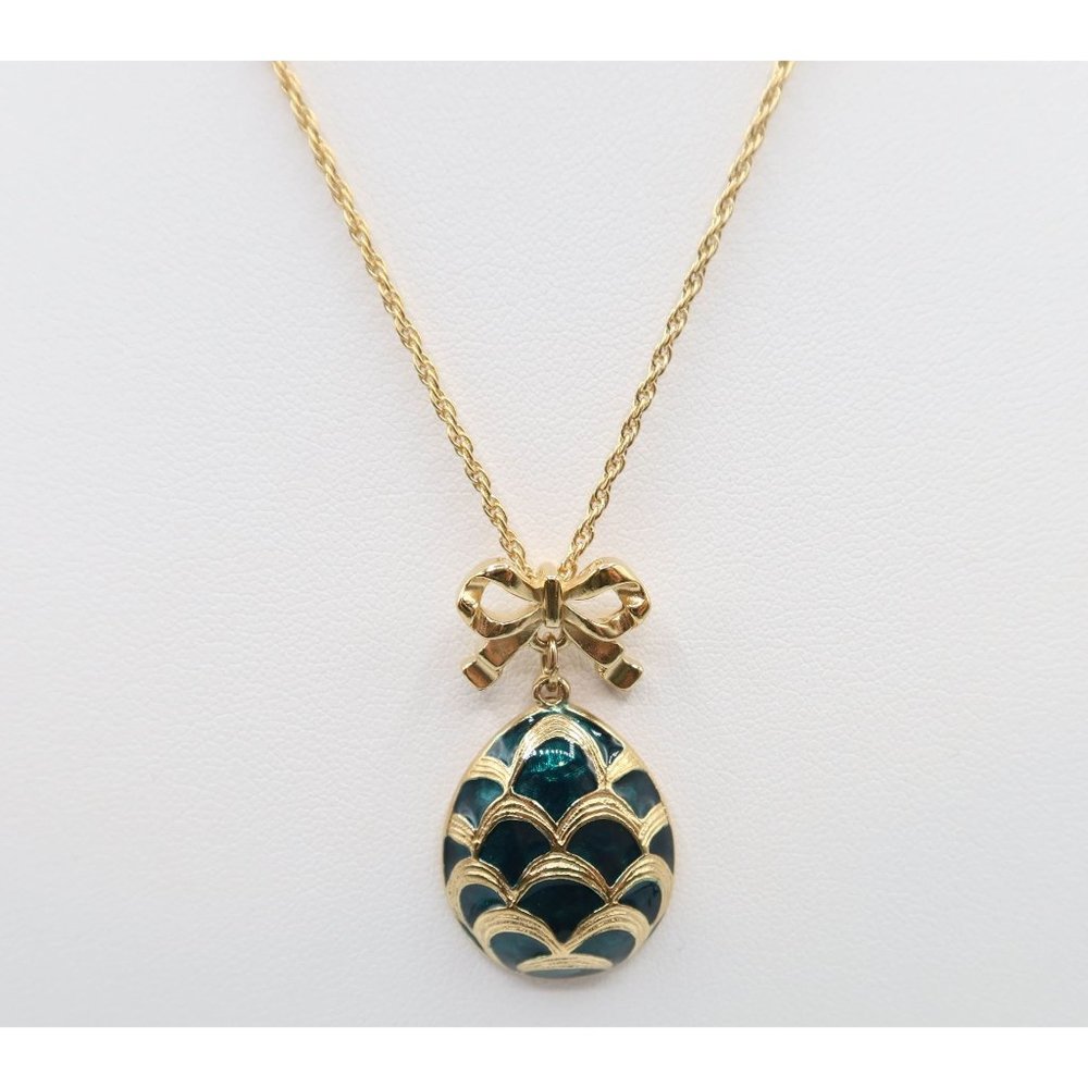 AVON Green Enamel Bow & Egg Pendant Gold Tone Chain Necklace 20" Signed